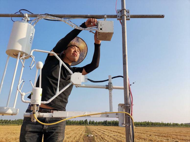 HealthyPhoton engineer setting up the NH3 flux tower in farmland 