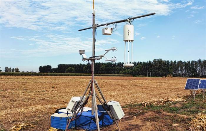 A picture of the eddy covariance (EC) system during the measurement period